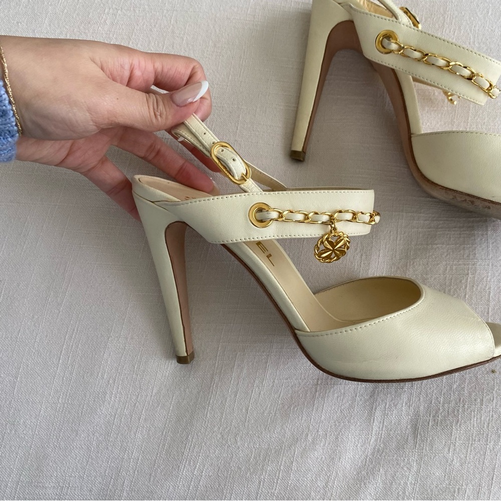 CHANEL Cream Peep-Toe Heels with Gold Chain - Picture 3 of 16